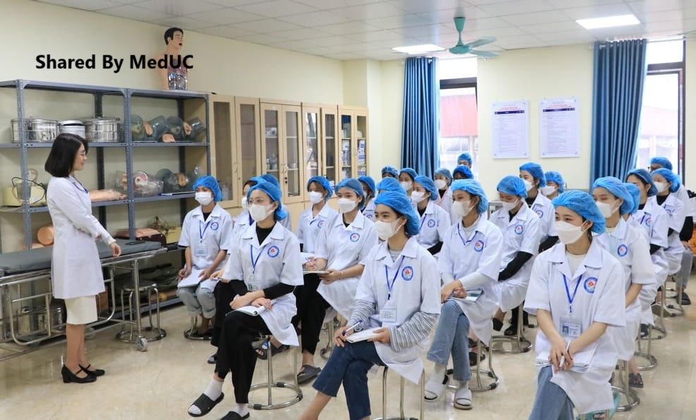 nen-hoc-truong-tu-hay-truong-cong