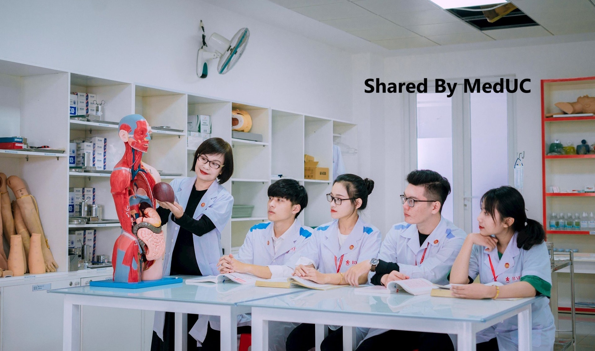 meo-de-sinh-vien-y-can-bang-giua-viec-hoc-va-di-lam-them